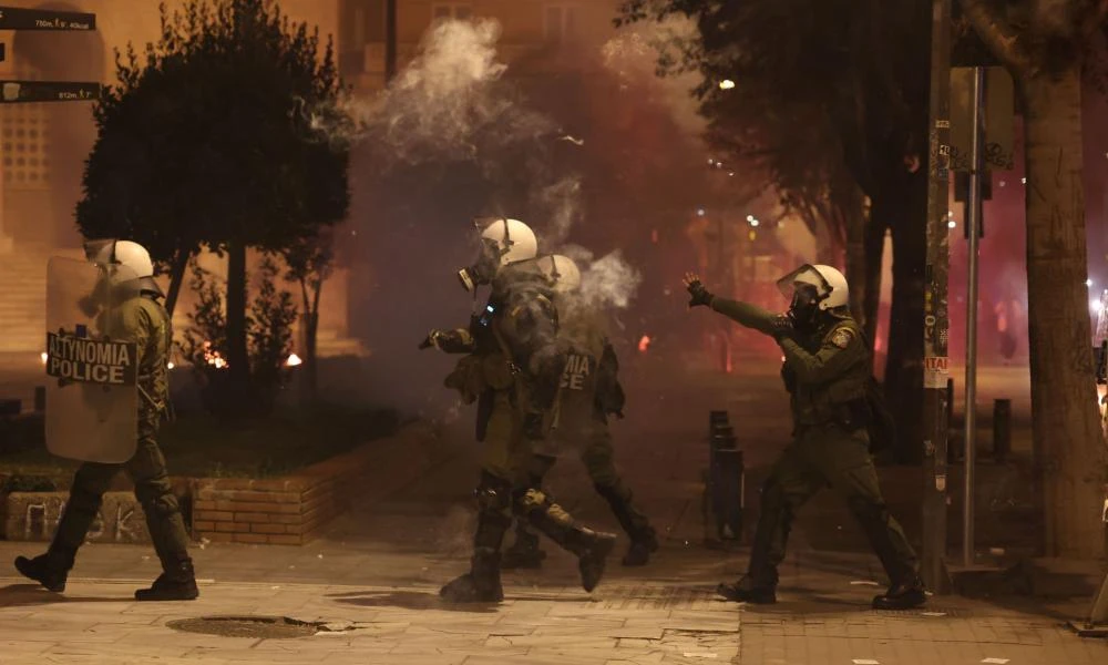 «Μάχη» τα ξημερώματα στα Εξάρχεια: Τραυματίστηκαν 3 αστυνομικοί - Προσήχθησαν 22 άτομα
